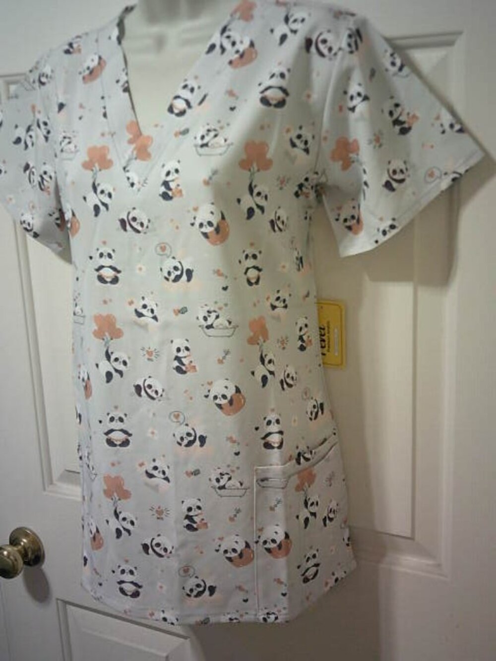 NEW REVEL PREMIUM STRETCH BOBBY BAMBOO BLISS SIZE M SCRUB TOP PANDA & HEARTS 👩